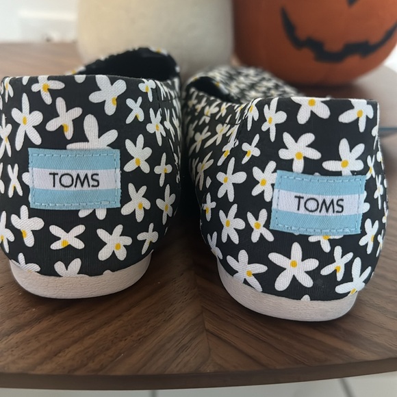 TOMS comfy shoes🌼 - Picture 4 of 5